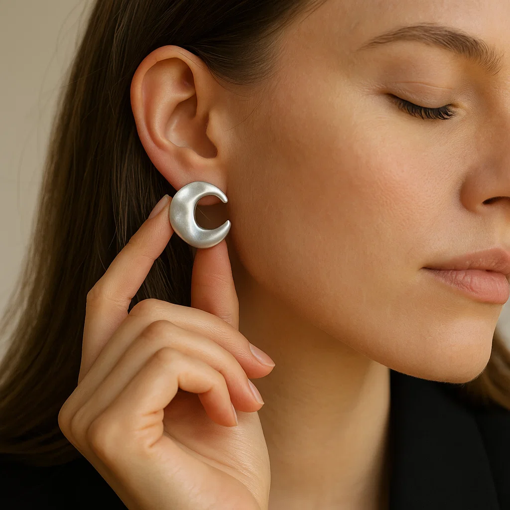 ENVYOU Chunky Moon Earrings