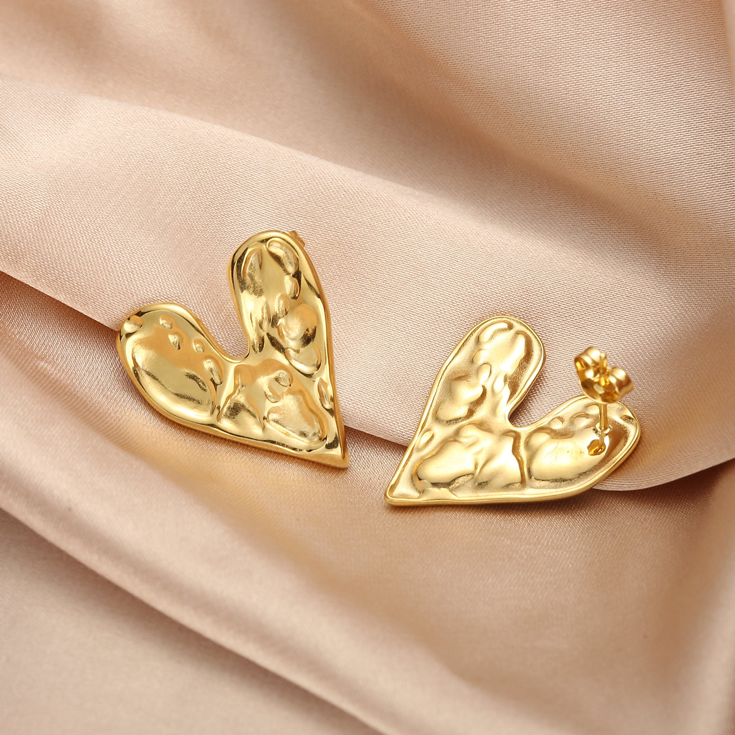 ENVYOU Heart Stud Earrings